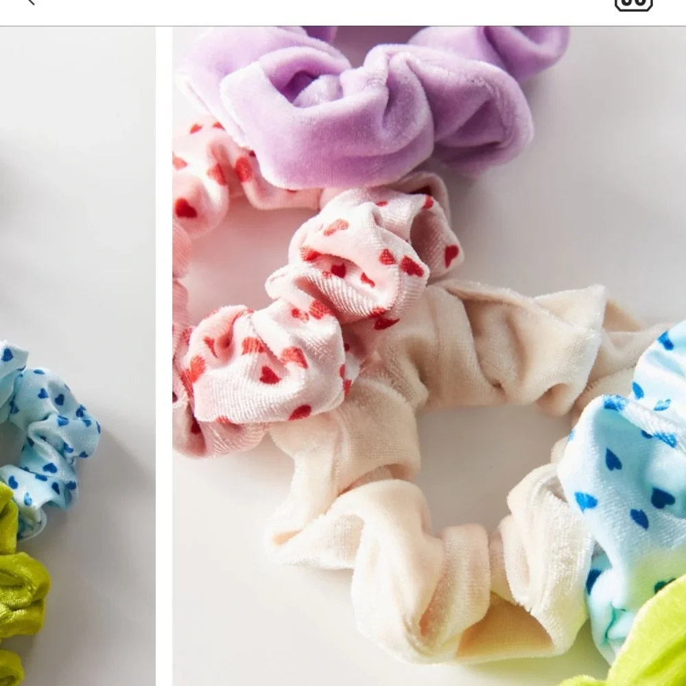 NEW UO Velvet Assorted Scrunchie Throwback set in Heart Multi